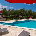 Angelina With Seaview And Swimming Pool Apartament